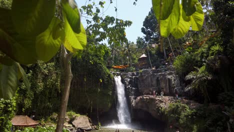 Visitors-enjoying-the-Tegenungan-Waterfall-in-Ubud,-a-tourist-hotspot-in-Bali