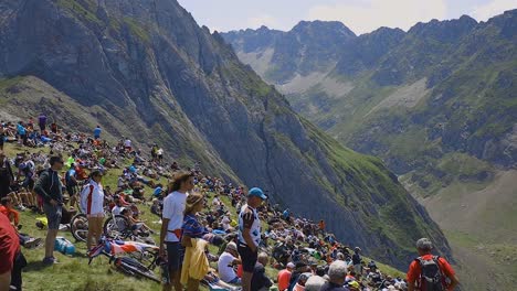Große-Menschenmenge,-Die-Die-Tour-De-France-Mit-Einem-Großen-Grünen-Berglandschaftshintergrund-Beobachtet