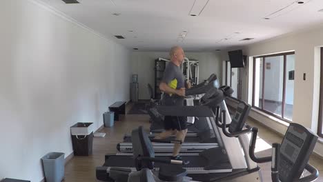 Timelapse-De-Un-Atleta-Corriendo-En-La-Banda-Dentro-De-Un-Gimnasio