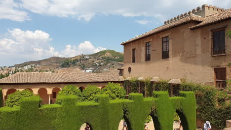 Touristen-Gehen-Zum-Palacio-Nazaries-In-Alhambra,-Granada,-Spanien