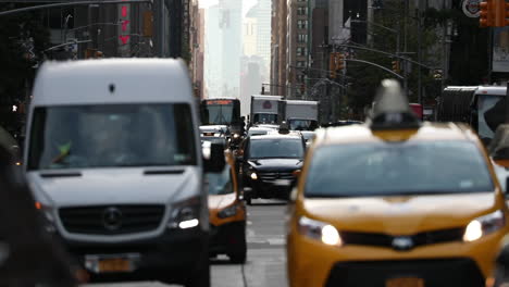 Zeitlupenaufnahme-Einer-Straße-Voller-Autos,-Die-In-Manhattan,-New-York,-In-Die-Gleiche-Richtung-Fahren