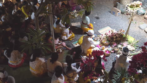 Balinesen-Führen-Die-Zeremonie-Für-Die-Mondfeier-Durch