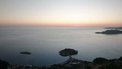 Sonnenuntergang-Mit-Blick-Auf-Die-Küste-In-Montenegro-In-Der-Nähe-Von-Sveti-Stefan