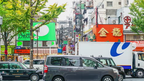 Timelapse-Lleno-De-Gente-En-La-Zona-Comercial-Alrededor-Del-Mercado-Callejero-De-Namba-En-Osaka,-Japón