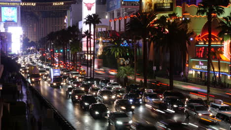 Lapso-De-Tiempo-Nocturno-De-Las-Vegas-Nevada-Con-Tráfico-Y-Personas-4k