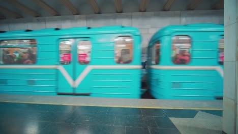 Tren-Que-Llega-Al-Metro-De-Tashkent-Uzbekistán