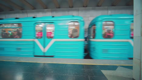 Ankommender-Zug-In-Der-U-bahn-Taschkent-Usbekistan