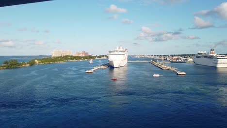 Nassua-Harbor-slow-pan-of-ships,-dock,-with-Atlantis-in-Background