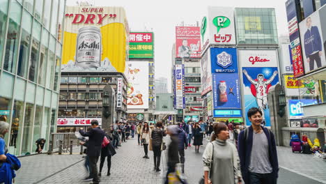 Timelapse-Abarrotado-De-Gente-En-El-Mercado-De-La-Calle-De-Namba-En-Osaka