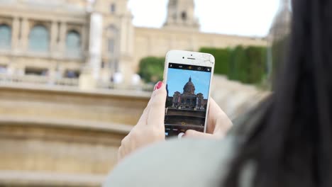 Frau,-Die-Auf-Den-Smartphone-Bildschirm-Schaut-Und-Ein-Foto-Des-Architektonischen-Brunnendenkmals-Von-Barcelona-Macht