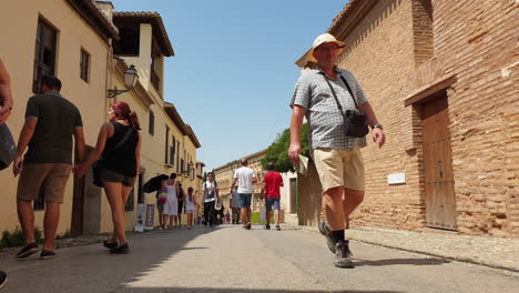 Touristen-Besuchen-Alcaiceria-In-Alhambra,-Granada