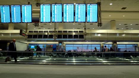 Passagiere,-Die-In-Zeitlupe-Auf-Dem-Flughafen-Denver-Laufen
