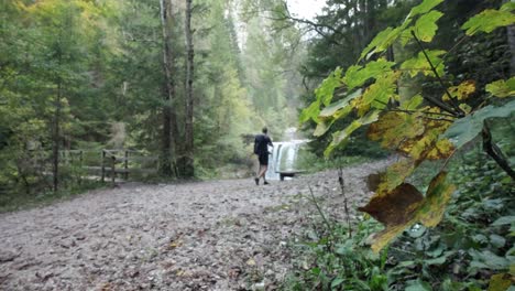 Ein-Mann,-Der-Den-Martuljek-wasserfall-Tagsüber-In-Gozd-Martljek-In-Slowenien-Und-Im-Triglav-nationalpark-Erkundet