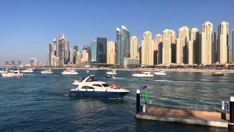 Gran-Angular-Del-Paisaje-Urbano-De-La-Marina-De-Dubai-Con-Barcos-Y-Yates-De-Crucero-En-El-Mar-Durante-El-Día