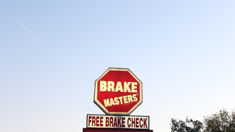 Brake-Masters-Und-O&#39;Reilly-Auto-Parts-Straßenschild-Schwenken-Vom-Himmel-Herab