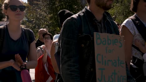 Queens-Park,-Toronto---Paare-Mit-Babys-Und-Die-Menge-Gehen-Für-Die-Kampagne-Zum-Klimawandel---Nahaufnahme