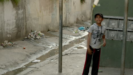 Tiro-De-Mano-De-Niños-Sudafricanos-Jugando-Con-Botellas-De-Plástico-En-Una-Cuerda-En-Un-Parque-De-Salamandras-Del-Municipio-En-La-Zona-Residencial-De-Hangberg