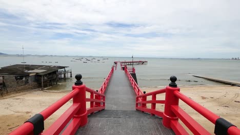 Lange-Rote-Seebrücke-Im-Japanischen-Stil-Liegt-Ins-Meer