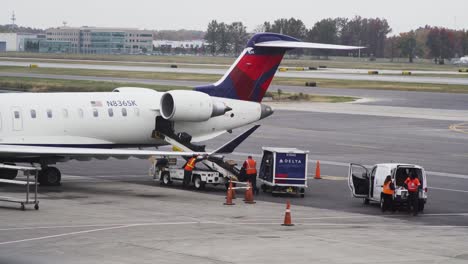 El-Personal-De-Tierra-De-Delta-Airlines-Carga-El-Equipaje-De-Los-Pasajeros-En-Un-Jet-Antes-De-Despegar-Del-Aeropuerto-Internacional-De-Columbus.