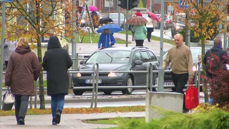 La-Gente-Caminaba-Por-La-Ciudad