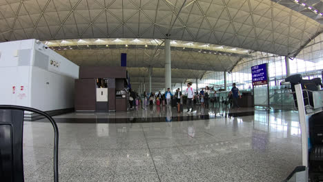 Hong-Kong-China,-Circa:-überfüllte-Menschen-Auf-Dem-Flughafen-Hong-Kong