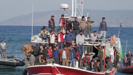 Beamte-Haben-Ein-Boot-Voller-Illegaler-Syrischer-Einwanderer-Abgefangen,-Das-In-Den-Hafen-Von-Latchi-Polis-Chrysochou,-Zypern,-Einlief