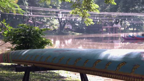 Barco-Colorido-Con-Un-Río-En-El-Fondo-Durante-El-Festival-Del-Agua