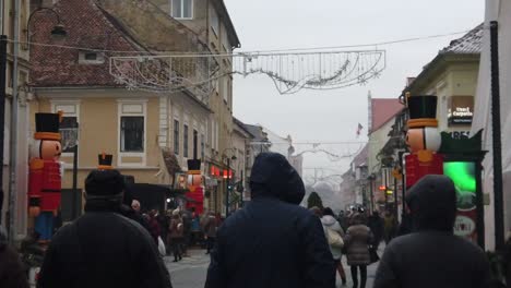 Stadtbild-Im-Dezember-Auf-Den-Straßen-Von-Brasov-Mit-Weihnachtsbeleuchtung-Und-Geschäften-In-Einer-Touristischen-Und-Bevölkerten-Zone