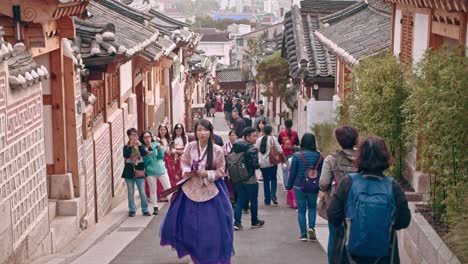 Turistas-Caminando-Y-Tomando-Fotos-En-El-Pueblo-De-Bukchon-Hanoak-En-Seúl-Turistas-Que-Viajan-En-El-Pueblo-Tradicional-Coreano