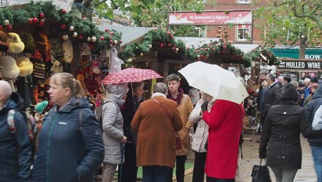 Gruppe-Von-Menschen,-Die-Vor-Weihnachtsständen-Auf-Einem-Weihnachtsmarkt-In-York,-Großbritannien,-Sprechen
