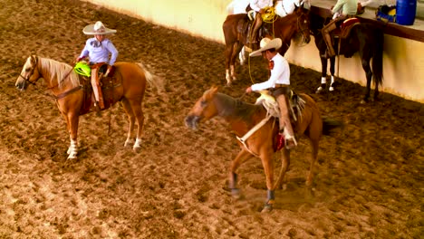 Charros,-Mexikanische-Cowboys,-Die-Tricks-Während-Einer-Charreada,-Einem-Reiterwettbewerb,-Vorführen