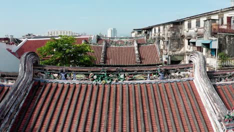 Clan-house-of-Kew-Leong-Tong-Lim-Kongsi-association-in-Lebuh-street,-Aerial-dolly-in-reveal-shot