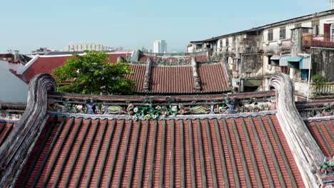 Casa-Del-Clan-De-La-Asociación-Kew-Leong-Tong-Lim-Kongsi-En-La-Calle-Lebuh,-Toma-Aérea-De-Revelación-De-La-Plataforma-Rodante