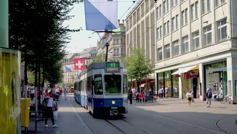 Zurich-Suiza,-Circa-:-Calle-Comercial-En-Bahnhofstrasse-En-Zurich,-Suiza