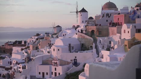 Amplia-Toma-De-Revelación-Del-Pintoresco-Pueblo-Costero-De-Oia-En-Santorini-Durante-Una-Romántica-Puesta-De-Sol