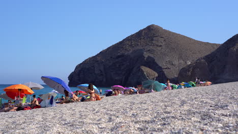 La-Gente-Camina-En-La-Ventosa-Playa-De-Los-Muertos-En-Almería