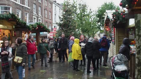 Compradores-De-Navidad-En-Un-Mercado-De-Navidad-En-York,-Reino-Unido-Durante-Un-Día-Frío-Y-Lluvioso