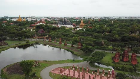 Descripción-Aérea-De-La-Antigua-Siam,-También-Conocida-Como-Museo-Al-Aire-Libre-De-La-Ciudad-Antigua-Cerca-De-Bangkok,-Con-Réplicas-De-Monumentos-Budistas-Famosos-Y-Mitológicos