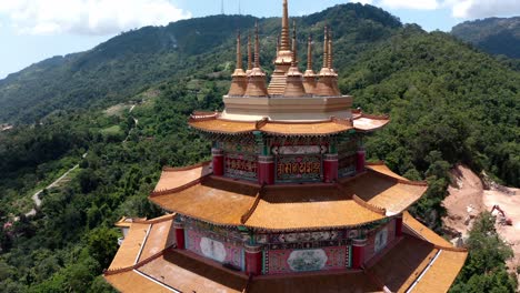 Detalle-Del-Edificio-De-La-Estatua-De-La-Diosa-De-La-Misericordia-De-Kuan-Yin-En-El-Templo-Budista-Kek-Lok-Si,-Toma-De-Revelación-Inclinada-Hacia-Abajo-Del-Dron-Aéreo