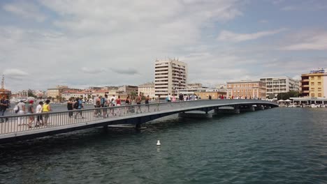 El-Puente-Peatonal-Zadar-Muy-Concurrido-Lleva-A-Los-Visitantes-Del-Casco-Antiguo-A-La-Nueva-área