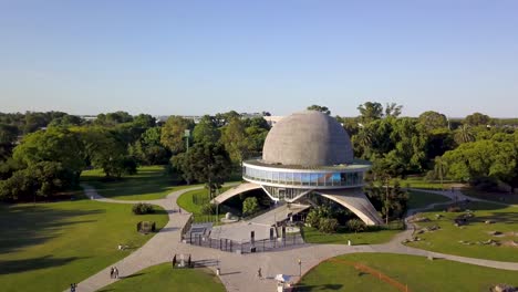 Aerial-Dolly-Bei-Der-Annäherung-An-Galileo-Galilei-Planetarium-In-Bosques-De-Palermo