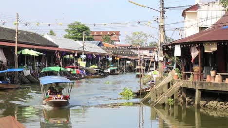 Touristen-Auf-Einer-Bootsfahrt-Durch-Die-Kanäle-Von-Bangkok,-Thailand-An-Einem-Klaren-Sonnigen-Tag---Breite-Aufnahme
