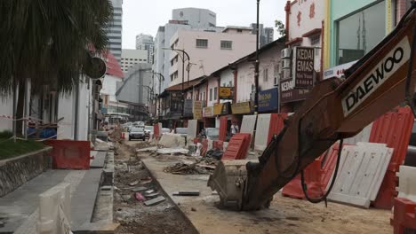 Vista-Panorámica-De-La-Ciudad-En-Obras-De-Construcción-En-Medio-De-La-Carretera-Durante-El-Día-Nublado