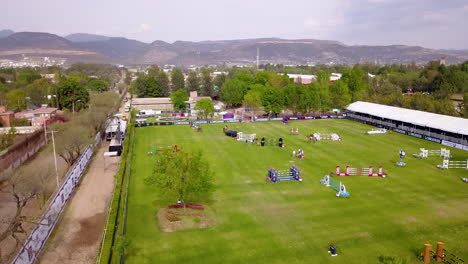 Subida-Aérea-Sobre-Un-Curso-De-Salto-Ecuestre-En-León,-México