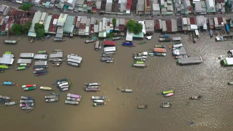 Cai-Rang-floating-market-in-the-Mekong-Delta,-Vietnam