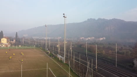 Campo-De-Fútbol-Polvoriento-Colocado-Cerca-Del-Ferrocarril