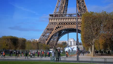 Nov-2019,-Paris,-Frankreich:-Touristen-Vor-Der-Tour-Eiffel-An-Einem-Sonnigen-Herbsttag