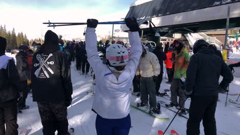 Eine-Frau,-Die-Sich-Vor-Einem-Tag-Voller-Skifahren-In-Einem-Skigebiet-In-Utah-Dehnt
