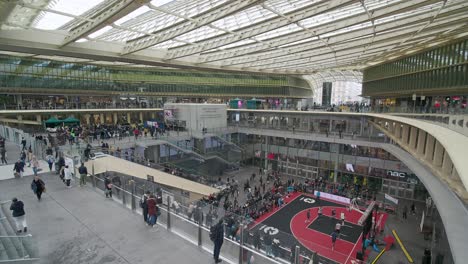 Interior-Del-Centro-Comercial-Westfield-Forum-Des-Halles-En-París,-Francia