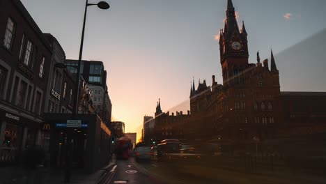 Paning-timelapse-of-St-Pancras-Kings-cross-station-in-the-evening